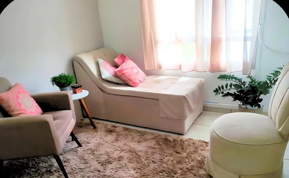 Consultório da Silvana Oliveira, com divã, poltronas e luz natural